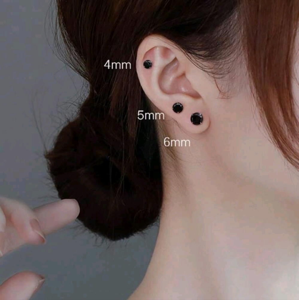 3 pairs of earrings🖤🖤🖤 - Picture 3 of 6